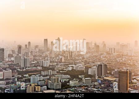 Blick auf die Skyline von Bangkok bei Sonnenuntergang Stockfoto