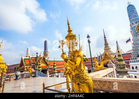 Berühmte Kinarees im Grand Palace in Bangkok, Thailand. Stockfoto