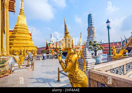 Berühmte Kinarees im Grand Palace in Bangkok, Thailand. Stockfoto