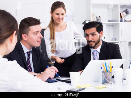 Geschäftsfrau diskutiert Geschäftsprojekt mit dem Team Stockfoto