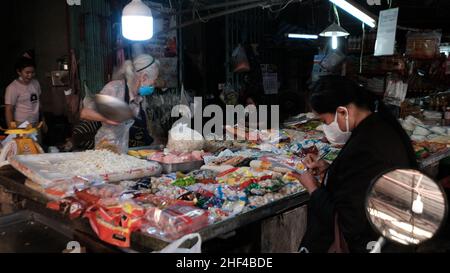 Geldwechsel Hände Verbraucher Händler auf dem THEWET BLUMENMARKT, Bereich Wat Sam Phraya, Phra Nakhon BANGKOK, THAILAND Stockfoto