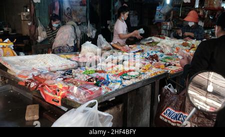 Geldwechsel Hände Verbraucher Händler auf dem THEWET BLUMENMARKT, Bereich Wat Sam Phraya, Phra Nakhon BANGKOK, THAILAND Stockfoto