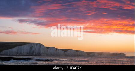 Januar roter Morgenhimmel über den Klippen der Seven Sisters von Hope Gap bei Ebbe Seaford Head East Sussex Coast South East England Stockfoto