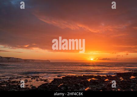 Januar roter Morgenhimmel über den Klippen der Seven Sisters von Hope Gap bei Ebbe Seaford Head East Sussex Coast South East England Stockfoto