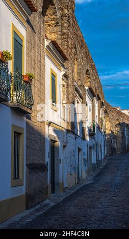 Häuser unter dem Aquädukt, Evora, Alto Alentejo, Portugal. UNESCO-Weltkulturerbe. Stockfoto