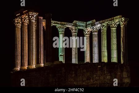 Templo de Diana bei Nacht, römischer Tempel, Evora, Alto Alentejo, Portugal. UNESCO-Weltkulturerbe. Stockfoto