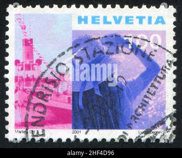 SCHWEIZ - UM 2001: Briefmarke gedruckt von der Schweiz, zeigt Boot auf dem Genfer See, Frau am Ufer, um 2001 Stockfoto