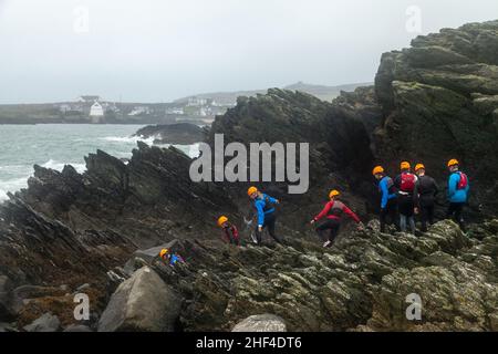 Schulkinder, die in Anglesey, Nordwales, CoaSteering machen wollen. Stockfoto