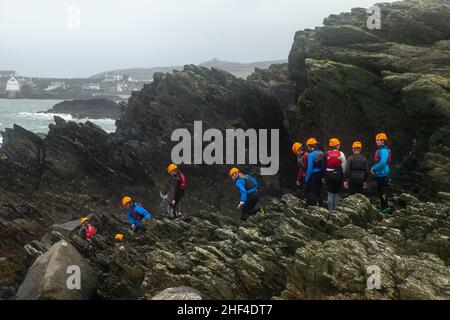 Schulkinder, die in Anglesey, Nordwales, CoaSteering machen wollen. Stockfoto