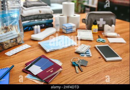 Notfallrucksack-Ausrüstung auf dem Tisch organisiert Stockfoto