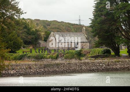 Die Kirche St. Tysilio auf der Church Island liegt direkt bei Anglesey in der Menai Strait, Wales Stockfoto