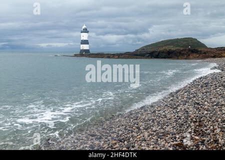 Penmon Point Lighthouse und Puffin Island, Isle of Anglesey, Wales, Großbritannien Stockfoto