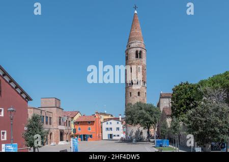 Blick auf den Vescovado-Platz und den Glockenturm der Kathedrale. Caorle (VE), ITALIEN - 29. Juli 2021. Stockfoto