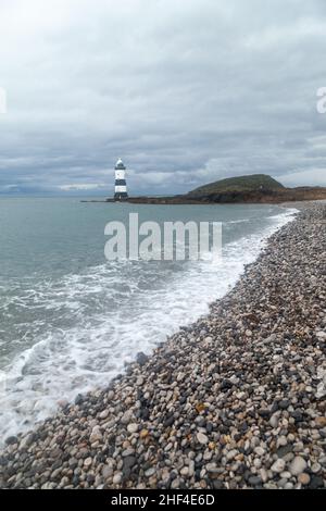 Penmon Point Lighthouse und Puffin Island, Isle of Anglesey, Wales, Großbritannien Stockfoto