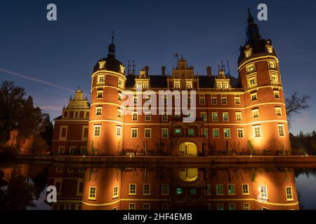 Schloss Bad Muskau mit Nachtlicht Stockfoto