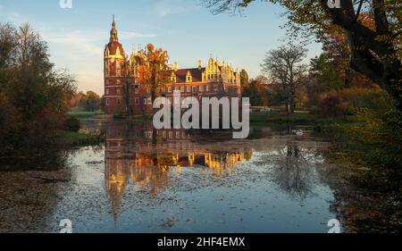 Schloss Bad Muskau mit Spiegelreflexion im See Stockfoto