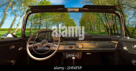 Mercedes-Benz 300 SL, ein Klassiker in Cabriolet-Ausführung - Blick vom Lenkrad und Armaturenbrett Stockfoto