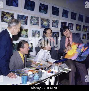 Der rumänische Grafiker und Filmregisseur Ion Popescu- Gopo (rechts) bei einem Arbeitstreffen mit seinem Team in den Buftea Studios, ca. 1978 Stockfoto