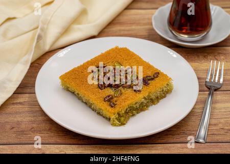 Pistazien-Kadayif-Dessert auf Holzhintergrund. Geschmack der traditionellen türkischen Küche. Nahaufnahme Stockfoto