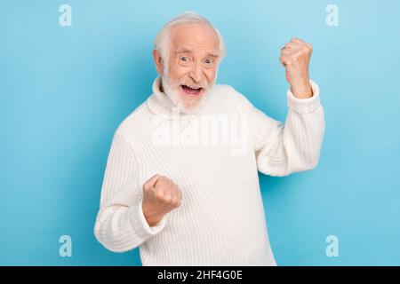 Foto von Horay Holder grau Frisur Mann brüllen tragen weißen Pullover isoliert auf blauem Hintergrund Stockfoto