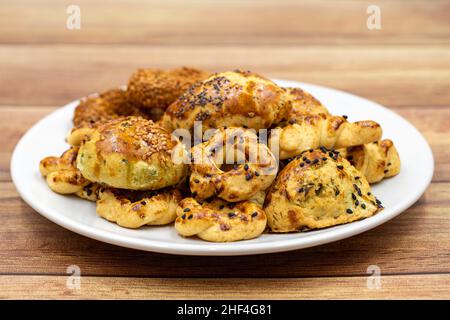 Sesamcracker-Kekse auf Holzhintergrund. Snack-Kekse. Nahaufnahme Stockfoto