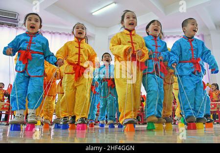 Yantai, Yantai, China. 14th Januar 2022. Am 13. Januar 2022 nähert sich das Frühlingsfest. Der experimentelle Kindergarten im Bezirk Fushan, Stadt Yantai, Provinz Shandong, führte reiche und farbenfrohe Volksaktivitäten durch, um die Kinder den Charme der traditionellen Kultur spüren zu lassen und die Ankunft des Frühlingsfestes des Jahres des Tigers im Mondkalender zu begrüßen. (Bild: © SIPA Asia via ZUMA Press Wire) Stockfoto