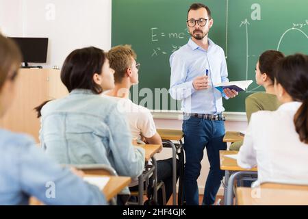 Der Lehrer hält Vorlesungen für Schüler Stockfoto