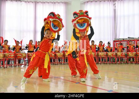 Yantai, Yantai, China. 14th Januar 2022. Am 13. Januar 2022 nähert sich das Frühlingsfest. Der experimentelle Kindergarten im Bezirk Fushan, Stadt Yantai, Provinz Shandong, führte reiche und farbenfrohe Volksaktivitäten durch, um die Kinder den Charme der traditionellen Kultur spüren zu lassen und die Ankunft des Frühlingsfestes des Jahres des Tigers im Mondkalender zu begrüßen. (Bild: © SIPA Asia via ZUMA Press Wire) Stockfoto