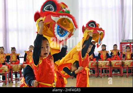 Yantai, Yantai, China. 14th Januar 2022. Am 13. Januar 2022 nähert sich das Frühlingsfest. Der experimentelle Kindergarten im Bezirk Fushan, Stadt Yantai, Provinz Shandong, führte reiche und farbenfrohe Volksaktivitäten durch, um die Kinder den Charme der traditionellen Kultur spüren zu lassen und die Ankunft des Frühlingsfestes des Jahres des Tigers im Mondkalender zu begrüßen. (Bild: © SIPA Asia via ZUMA Press Wire) Stockfoto