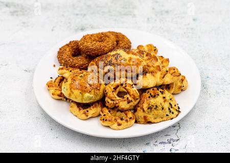 Sesamcrackers Cookies auf Stein Hintergrund. Snack-Kekse. Nahaufnahme Stockfoto