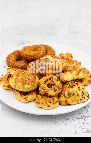 Sesamcrackers Cookies auf Stein Hintergrund. Snack-Kekse. Nahaufnahme Stockfoto