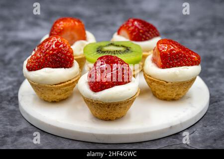 Köstliche kleine Tartlets auf dunklem Hintergrund. Nahaufnahme Stockfoto