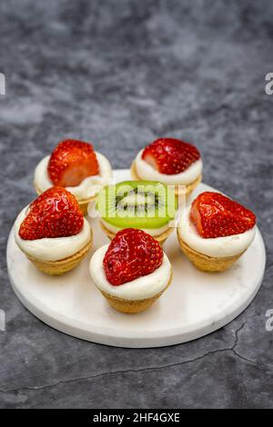 Köstliche kleine Tartlets auf dunklem Hintergrund. Nahaufnahme Stockfoto