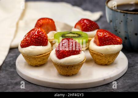 Köstliche kleine Tartlets auf dunklem Hintergrund. Nahaufnahme Stockfoto