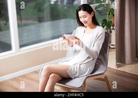 Junge Frau mit dem Handy telefonieren Stockfoto