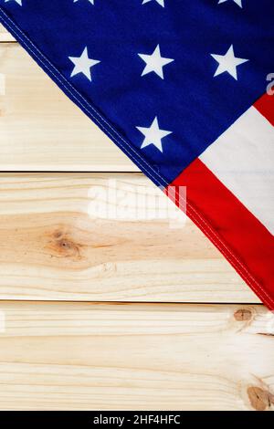 Ansicht der USA-Flagge mit Sternen und Streifen auf einem Holztisch Stockfoto