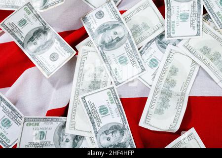 Porträt von benjamin franklin, verstreut auf hundert Dollar-Scheinen über amerikanischer Flagge Stockfoto