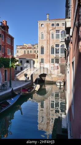 Ein enger Kanal in der Innenstadt von Venedig Stockfoto