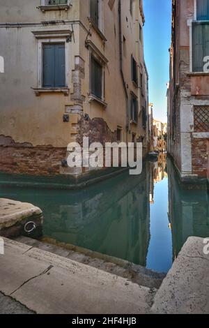 Ein enger Kanal in der Innenstadt von Venedig Stockfoto