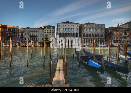 Canal Grande in Venedig mit Gondeln im Vordergrund Stockfoto