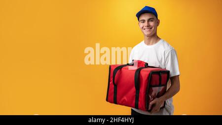 Portrait von Pizza Delivery Boy mit Thermosack auf gelbem Hintergrund Stockfoto