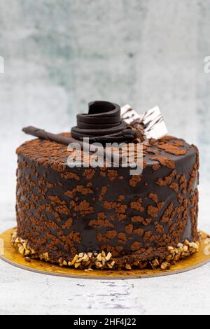 Festlicher Schokoladenkuchen auf steinernem Hintergrund. Gebäck. Nahaufnahme Stockfoto