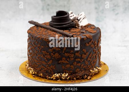 Festlicher Schokoladenkuchen auf steinernem Hintergrund. Gebäck. Nahaufnahme Stockfoto