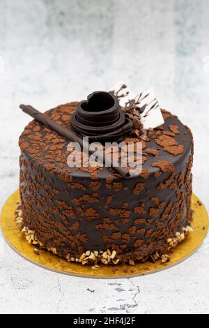 Festlicher Schokoladenkuchen auf steinernem Hintergrund. Gebäck. Nahaufnahme Stockfoto
