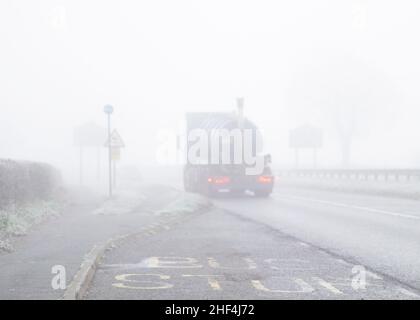 Kidderminster, Großbritannien. 14th. Januar 2022. Wetter in Großbritannien: Es ist ein weiterer düsterer, nebliger Start in den Tag mit eisigen Straßenverhältnissen. Temperaturen nur knapp über dem Gefrierpunkt. Der Verkehr auf den Midlands Roads ist heute Morgen langsam. Kredit: Lee Hudson/Alamy Live Nachrichten Stockfoto