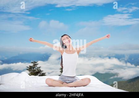 Junge Frau im Urlaub in der Villa auf dem Hügel Stockfoto