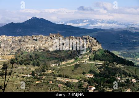 Licht und Schatten Landschaft Bergstadt Calascibetta in Sizilien Landschaft Stockfoto
