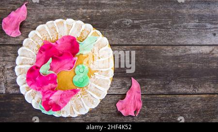 Handbemalter Lebkuchen auf Holzhintergrund. Draufsicht. Flach liegend. Speicherplatz kopieren. Süßes Dessert als Geschenk für den Frauentag am 8. März Stockfoto