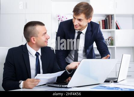 Kollegen, die mit Laptops zusammenarbeiten Stockfoto