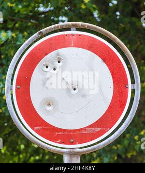 Verkehrsschild ohne Fahrzeuge mit Einschussloch Stockfoto